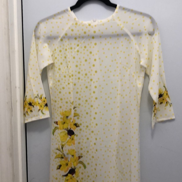 Vietnamese ao dài - Picture 1 of 3